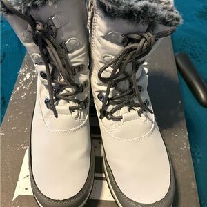 Totes Women's White and Gray Winter Boots
